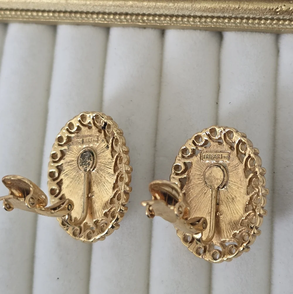 Vintage Trifari Blue Cabochon Earrings Gold Tone Filigree Oval Clip On | 60s 70s - Picture 6 of 7